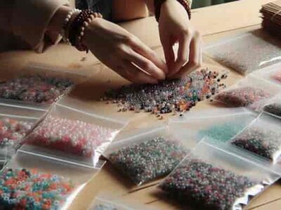 Робота з бісером вдома – сортування, фасування, пакування